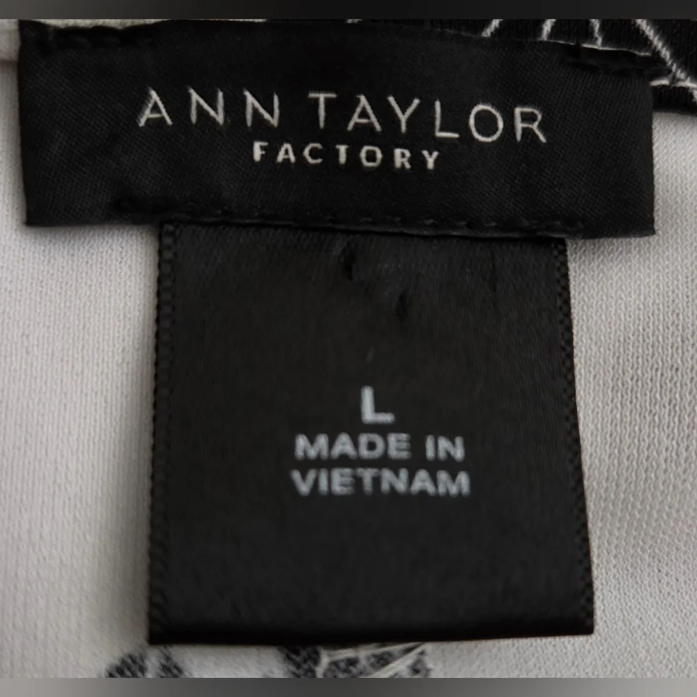 Ann Taylor Factory White Blouse with Blue Floral Print Size L - Picture 13 of 13